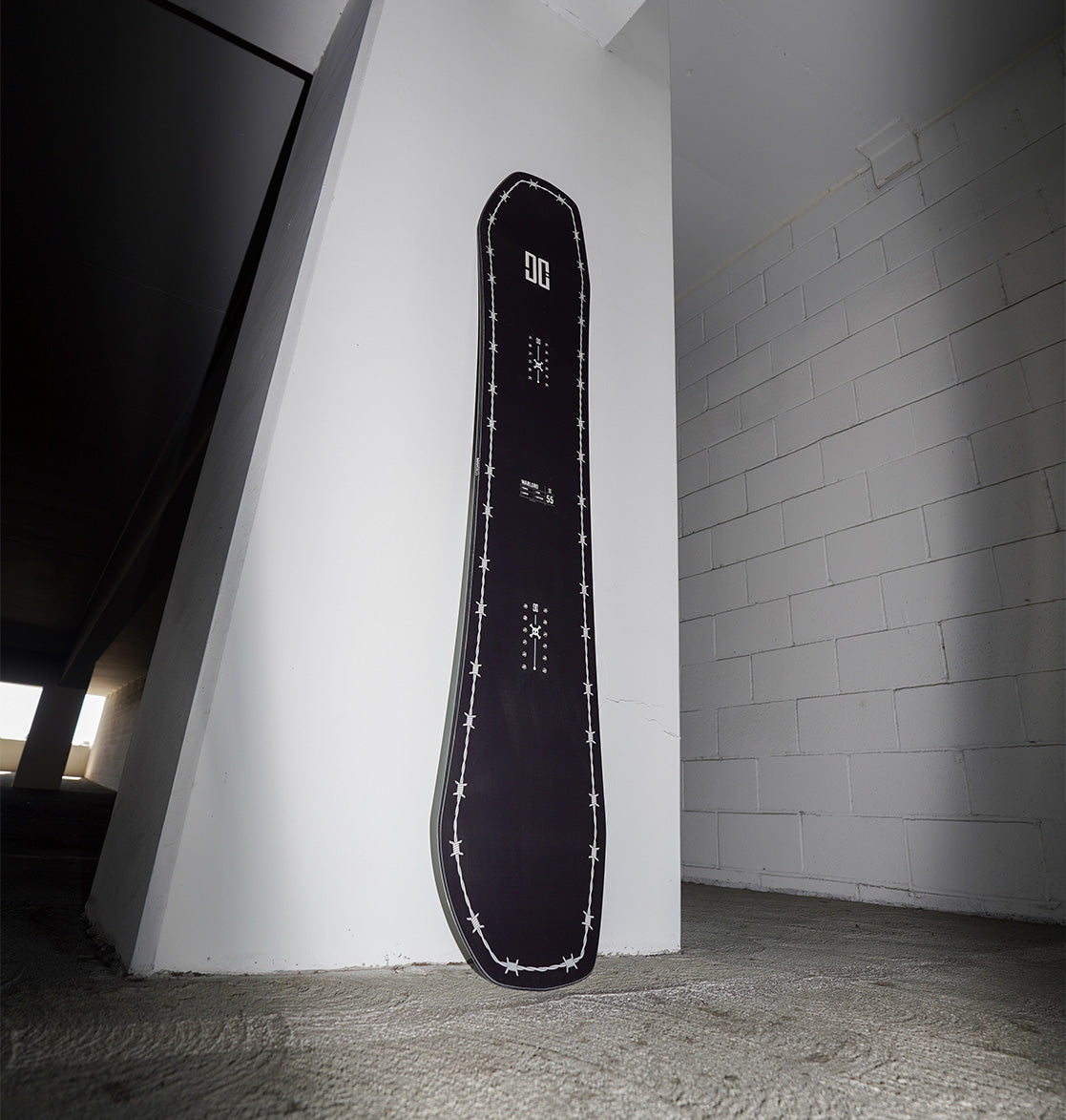 DC Warlord Snowboard | True Twin | Camber - black-white